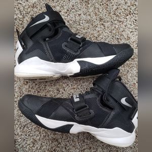 Boys size 8 Nike Zoom Sneakers